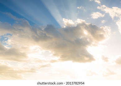 awan dan langit keemasan, Sinar matahari atau sinar menembus awan gelap saat matahari terbenam. Harapan, doa, rahmat dan anugerah Tuhan.
