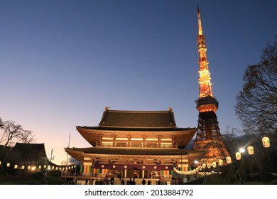 Zojo-ji hram i tokijski toranj u noći plavog neba, jedna od najboljih turističkih atrakcija u Tokiju, Japan. 31. decembra 2018