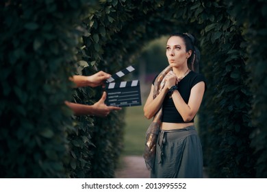 Actriță amuzantă purtând ținută etnică Trying to Remember its Line. Actor profesionist care eșuează la audiție, făcând greșeli și uitând replicile