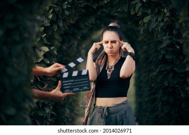 Actriță amuzantă purtând ținută etnică Trying to Remember its Line. Actor profesionist care eșuează la audiție, făcând greșeli și uitând replicile