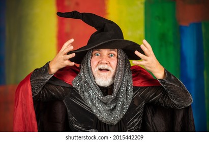 魔術師の魔法。経験豊富で賢い。魔法使いの仮装帽子ハロウィン パーティー。ハロウィーン ワイド バナー。ハロウィーンの装飾と怖いコンセプト。10月31日。ハロウィーンの衣装を着たゴシック男