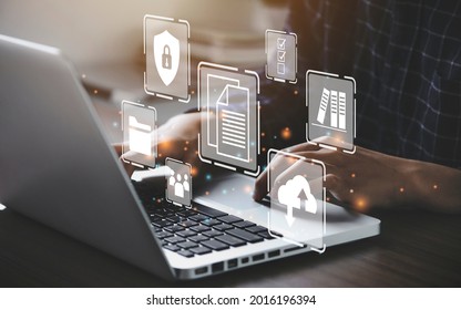 Hombre de negocios que utiliza una computadora para documentar el concepto de gestión, base de datos de documentación en línea y sistema o software de almacenamiento de archivos digitales, mantenimiento de registros, tecnología de bases de datos, acceso a archivos, uso compartido de documentos.