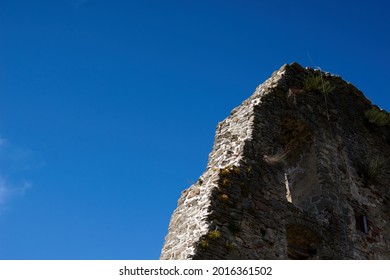 石の壁と空のテクスチャ。高品質の写真