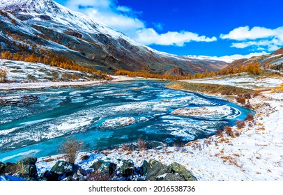 Valle del río en las montañas nevadas