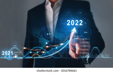 El empresario dibuja un gráfico de flecha de aumento del crecimiento futuro corporativo del año 2021 a 2022. Desarrollo para el éxito y la motivación.
