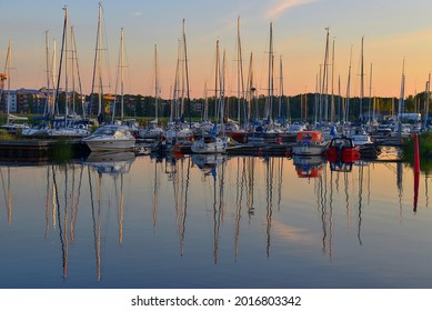Un puerto de mar con barcos en Nyköping Suecia, puesta de sol, marina, noche, yates, barcos, barcos, deporte, calma, silencio, lugar turístico, marinero, romántico, destino, vacaciones de verano, norte, buque, vela