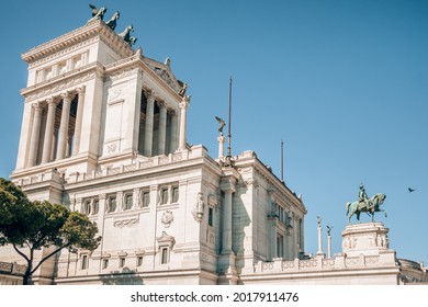 Altarul Patriei (Altare della Patria) cunoscut sub numele de Monumento Nazionale a Vittorio Emanuele II Monumentul Național lui Victor Emmanuel II sau Il Vittoriano la apusul soarelui în Roma, Italia