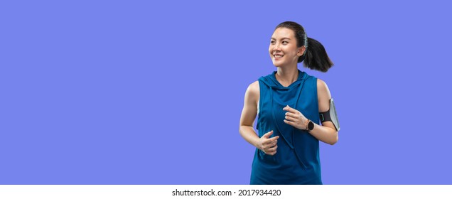 Uitknippad portret mooie Aziatische vrouwen in sportkleding lopen geïsoleerd op banner paarse achtergrond. Gezonde jonge vrouw loper gelukkig lachend joggen.