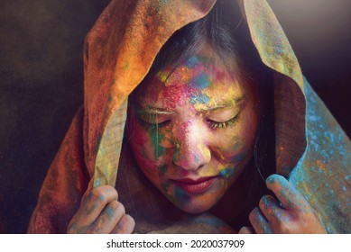 穿著印度服裝的女人正在享受胡里節色彩繽紛的粉末。