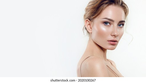 Portræt af en ung kvinde med naturlig makeup og naturlig styling. Annoncering af naturlig kosmetik. Annoncering for en skønhedssalon. Plejekosmetik, hudpleje til ansigt og krop.