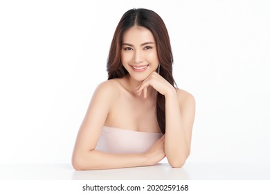 白い背景に清潔で新鮮な肌を持つ美しい若いアジア人女性、フェイスケア、フェイシャルトリートメント、美容、美容、スパ、アジア人女性のポートレート。