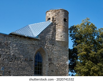 Alter Festungsturm gegen blauen Himmel. Foto in hoher Qualität