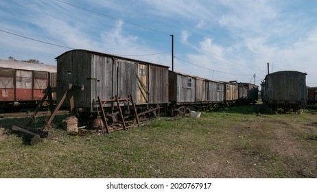 Những toa tàu cũ bằng gỗ bị bỏ rơi bên đường ray