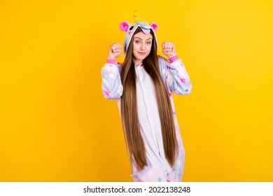 Potret gadis komik cantik ceria berpose bersenang-senang mengenakan tampilan binatang bermain-main terisolasi di atas latar belakang warna kuning cerah