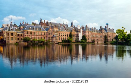 Palacio Binnenhof en La Haya (Den Haag) a lo largo del canal Hohvijfer, Países Bajos - Edificios del Parlamento holandés.