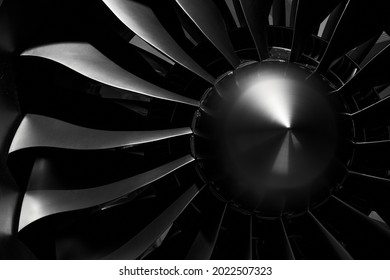 Moderne turbofanmotor. close-up van turbojet van vliegtuigen op zwarte achtergrond. bladen van de turbofanmotor van het vliegtuig