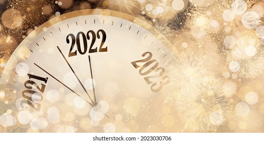 Reloj contando los últimos momentos hasta el Año Nuevo 2022 y hermosos fuegos artificiales en el fondo, diseño de pancartas