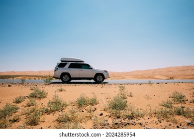 Mongolia Interior, China - Circa 2021: Conducción blanca 2020 Toyota 4Runner TRD cruzando en el viaje por carretera del desierto