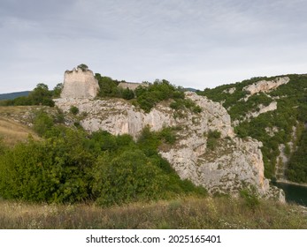 Restos de los muros de la antigua fortaleza Bocac en el banco rocoso en la parte superior del cañón del río Vrbas cerca de Banja Luka