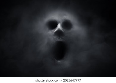 Fantasma aterrador sobre fondo oscuro
