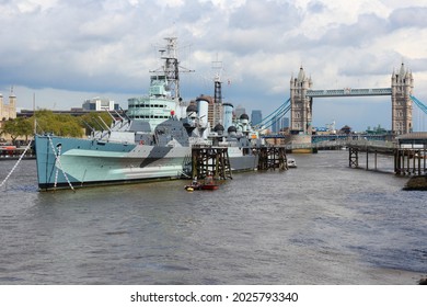 Panorama Londynu, Wielka Brytania. Krajobraz miejski nad rzeką Tamizą z okrętem wojennym HMS Belfast i Tower Bridge.