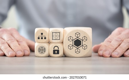 ブロックチェーン コンセプトのシンボルと木製のブロック