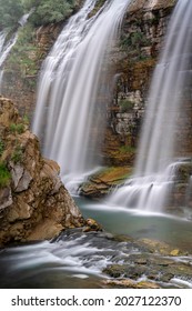 Der Tortum-Wasserfall ist ein Wasserfall, der Mitte des 18. Jahrhunderts entstand, als ein Berg westlich des heutigen Dorfes Balıklı infolge eines Erdrutsches den Bach Tortum blockierte. Erzurum, Türkei