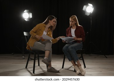Professionelle Schauspielerinnen lesen ihre Drehbücher während der Proben im Theater