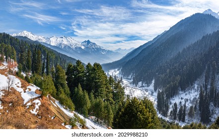 A téli táj az Aru-völgyben, Pahalgam közelében, Kasmírban, Indiában.