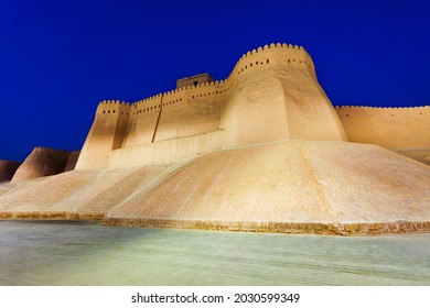 Kunya Ark は、古い要塞がウズベキスタンのヒヴァにあるイチャン カラの古代の町の中にある城塞であることを意味します