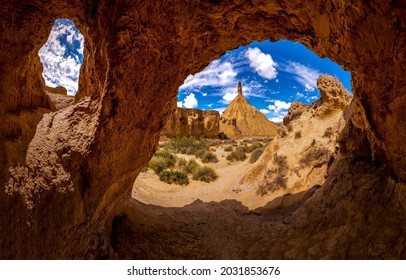 Bogen in der Sandfelsenhöhle. Höhle in Sandsteinen. Höhlenloch im Sandstein. Blick von der Sandsteinhöhle