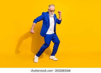 Foto de tamaño completo de barba gris positiva anciano baile desgaste espectáculos chaqueta azul aislado sobre fondo amarillo