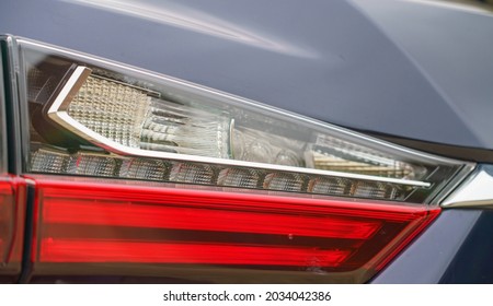 led-achterlichtstrip op een Lexus RX2018h zelfopladend hybride SUV-voertuig uit 450