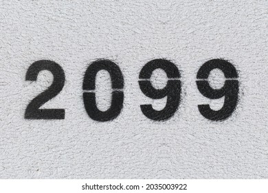 Numéro noir 2099 sur le mur blanc. Peinture en spray. Numéro deux mille quatre-vingt-dix-neuf.