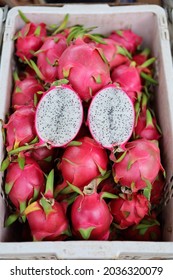 Dragon Fruites saludables puestos en la canasta y listos para la venta en el mercado.
