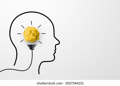 Creatieve denkideeën en innovatieconcept. Papier schroot bal gele kleur met gloeilamp en hoofd menselijk symbool op witte achtergrond