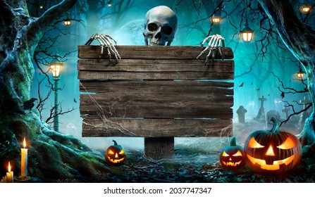 Tarjeta de fiesta de Halloween - Calabazas y esqueleto en el cementerio por la noche con tablero de madera