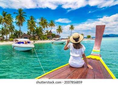 タイの熱帯の島の近くのボートでリラックスした幸せな旅行者の女性