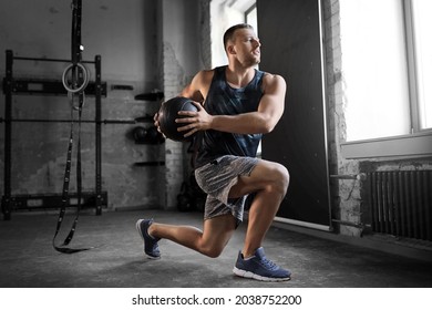 sport, bodybuilding, fitness en mensenconcept - jonge man die traint met medicijnbal in de sportschool
