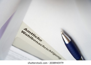 Black letters on white envelope saying: Official election notification (german: Amtliche Wahlbenachrichtigung). 2021 federal election in germany. Closeup. Diagonally from above.