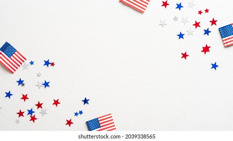 Diseño de banner de vacaciones de Estados Unidos. Marco de banderas americanas y estrellas de confeti sobre fondo blanco. Feliz Día de la Independencia, Día del Presidente, concepto del Día del Trabajo.