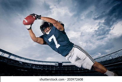 Jugador de fútbol americano atrapando un pase de touchdown