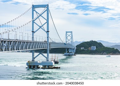 日本の渦潮と鳴門海峡大橋