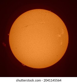 2021 年 9 月 12 日にドイツのマンハイムの H アルファ太陽望遠鏡で撮影された太陽の彩層。