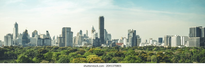 Nyilvános park és toronyházak városképe a metropolisz belvárosában. Zöld környezetben fekvő város és a belvárosi üzleti negyed panorámás kilátással.