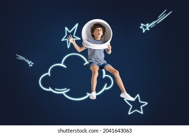 Creatief kunstwerk van kleine jongen die zich voordoet als astronaut geïsoleerd over donkerblauwe achtergrond met witruimtetekeningen. Verbeeldingen, dromen. Concept van kindertijd, dromen, spel, astronomie, ad