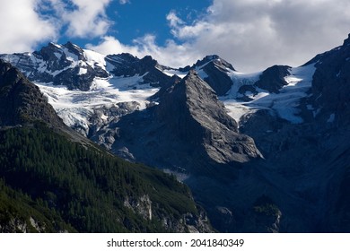 Panorama einer farbigen Berglandschaft in Südtirol, Italien mit den schneebedeckten Bergen. Foto in hoher Qualität