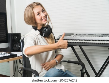 Kaukasische Mooie vrouw blonde haren met koptelefoon luisteren editor op desktop computer moderne werkruimte. geluidstechnicus muziekproducent bestuurt het audiomixpaneel in de studio-opnameruimte.