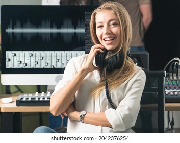 Kaukasische Mooie vrouw blonde haren met koptelefoon luisteren editor op desktop computer moderne werkruimte. geluidstechnicus muziekproducent bestuurt het audiomixpaneel in de studio-opnameruimte.