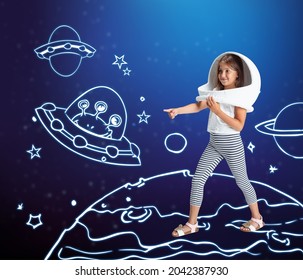 Ruimtewandeling in de verbeelding. Creatief kunstwerk met een klein meisje in een enorme witte astronautenhelm die tussen getekende planeten, asteroïden, ruimteschepen en sterren in de ruimte staat. Ideeën, inspiratie. collage
